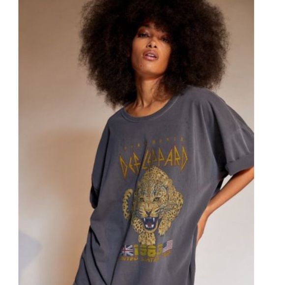 Urban Outfitters Tops - UO Women’s Oversized Def Leopard Distressed T-Shirt